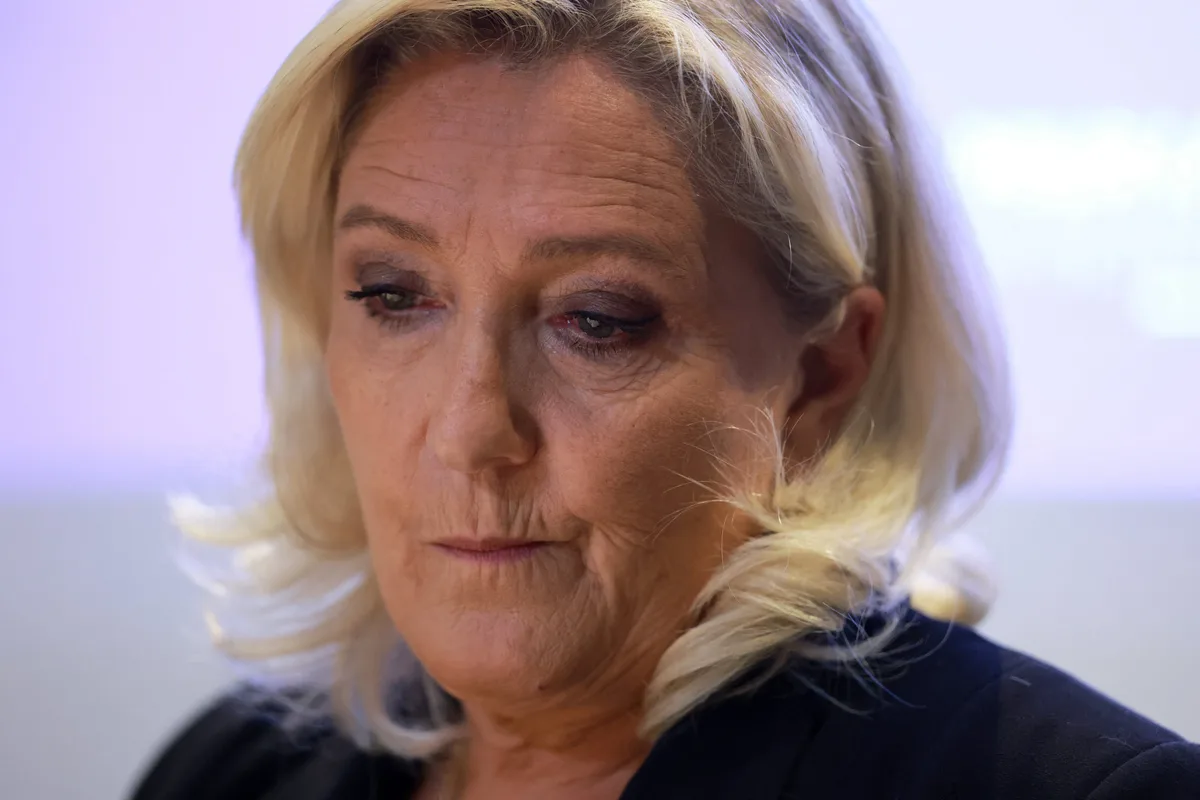"Elle est totalement seule" : Marine Le Pen isolée dans son bras de fer avec l'Union européenne
