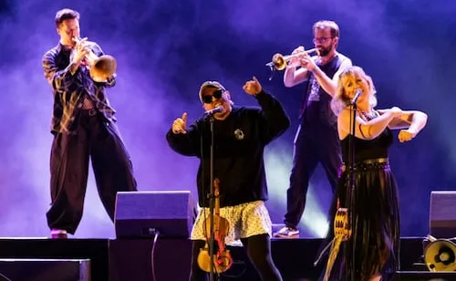 Lemon Bucket Orkestra convierte el Cervantino en una fiesta multicultural; “México, déjame escucharte”