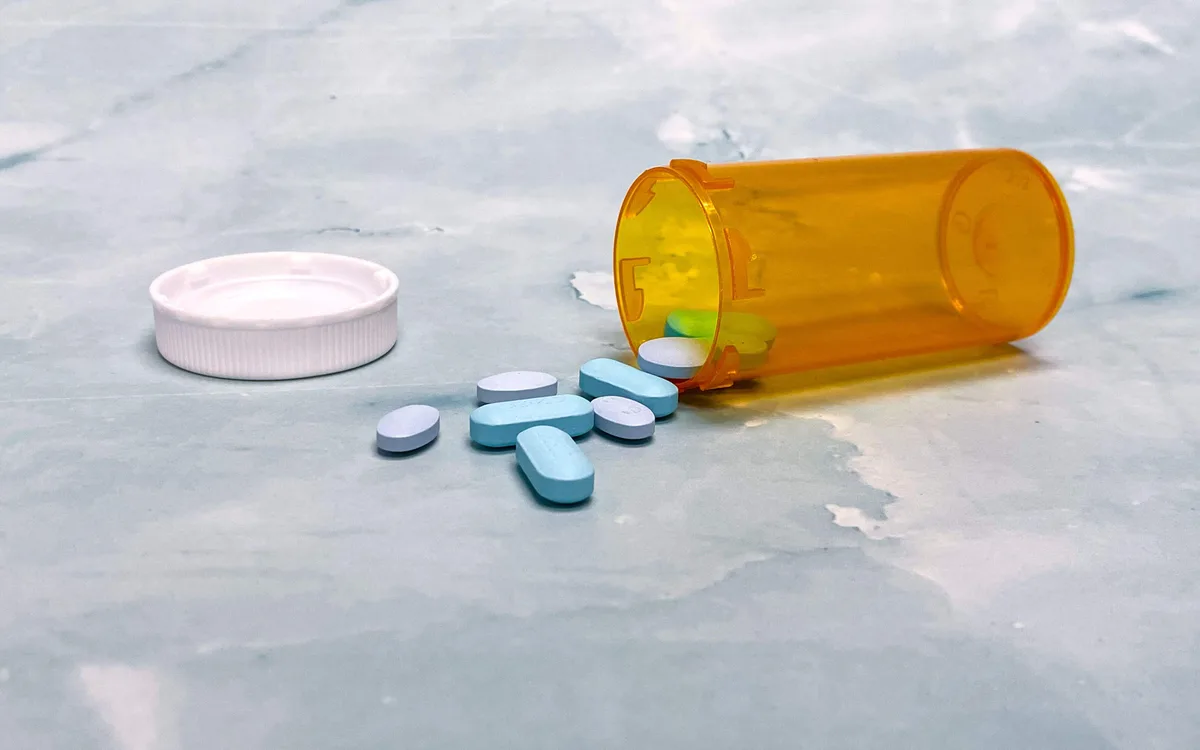 Remédios e produtos de limpeza escondem riscos para crianças dentro de casa
