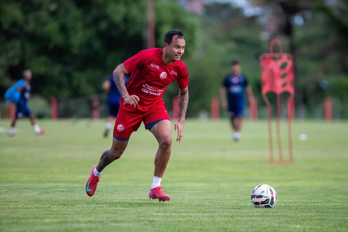 Hélio indica que Vinícius deve seguir como desfalque no Náutico: "Não sacrifico jogador"