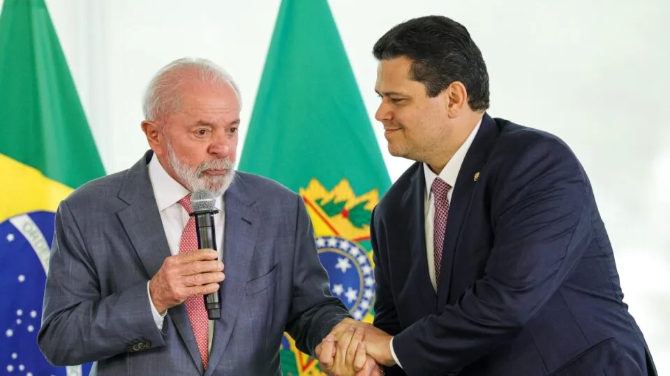 Lula e Davi Alcolumbre estreitam laços políticos em torno do petróleo no Amapá