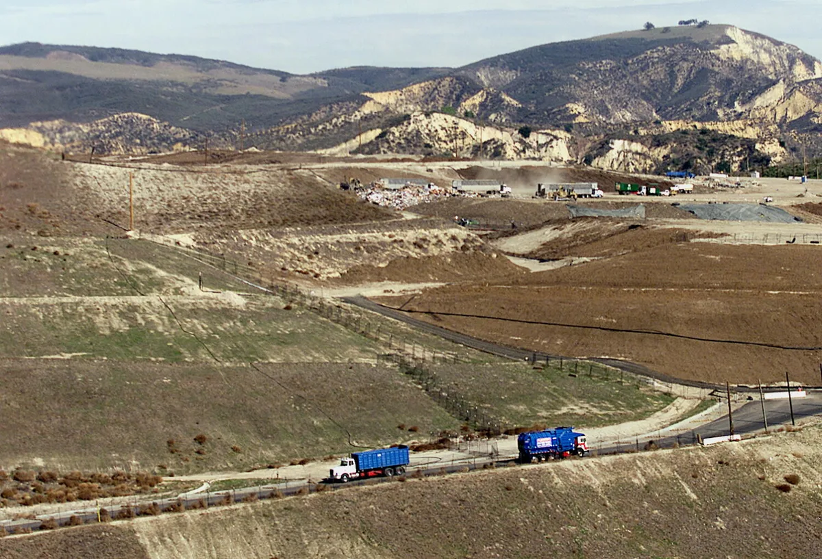Simi Valley landfill gets rotting food from warehouse fire, raising foul-odor complaints from neighbors