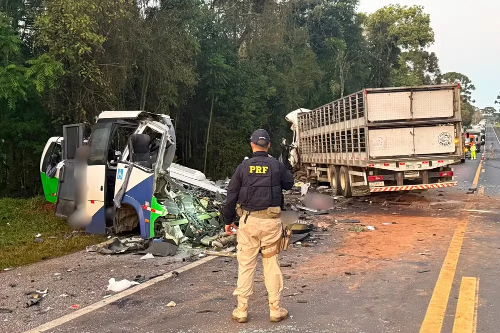 Quem são os mortos em acidente entre micro-ônibus e caminhão no Paraná
