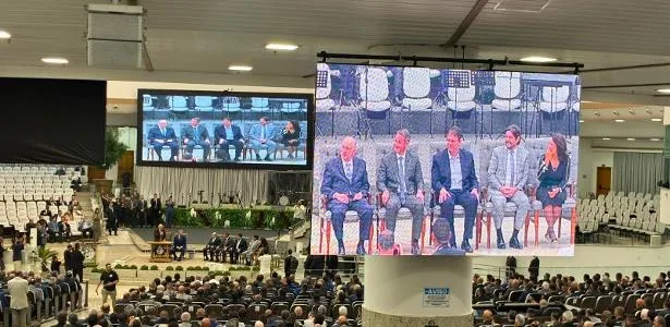 Tarcísio vai a culto com candidatos e pede que 'Deus abra caminhos'