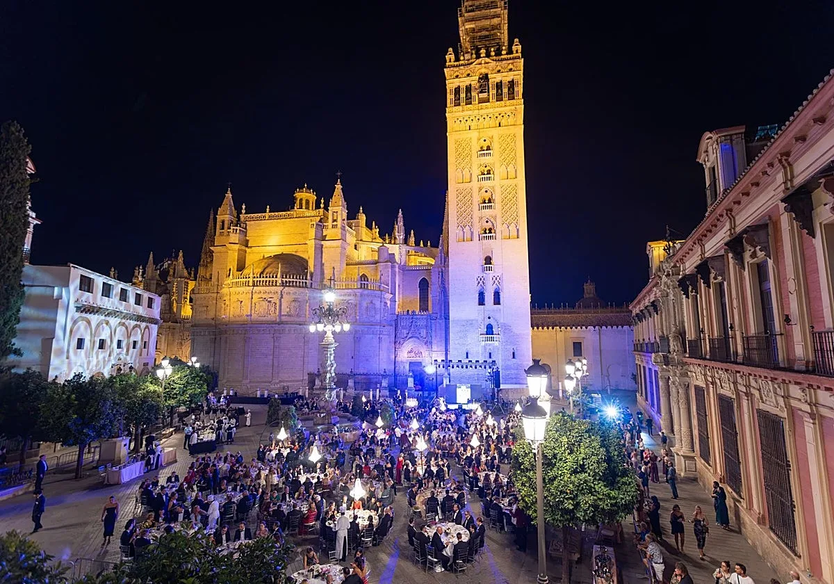 Polémica por la fiesta de la revista Escaparate a los pies de la Giralda