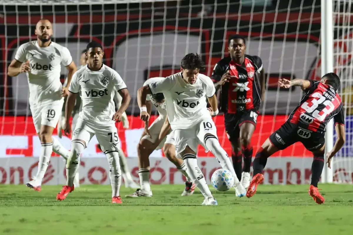 Debaixo de muita chuva, Vitória supera Botafogo por 1 a 0 pelo Brasileirão