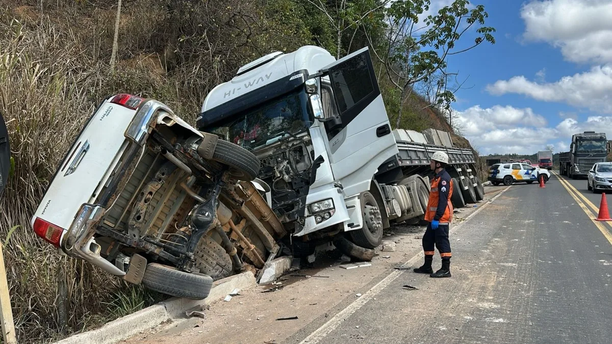 Motorista fica preso às ferragens após acidente na BR 259 em Colatina