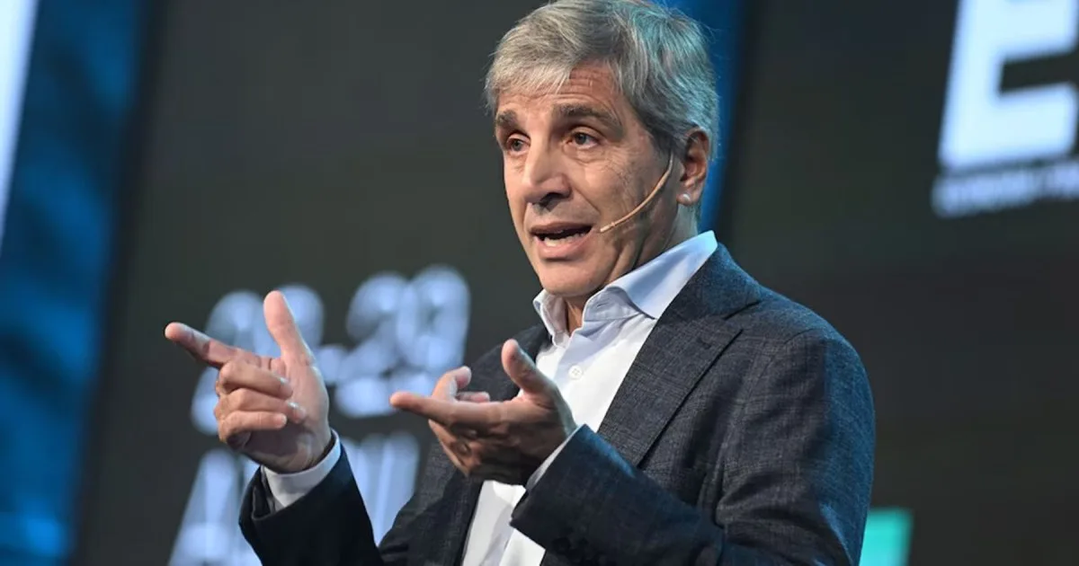 Caputo redujo la oferta del bono en dólares mientras prepara nuevas medidas económicas
