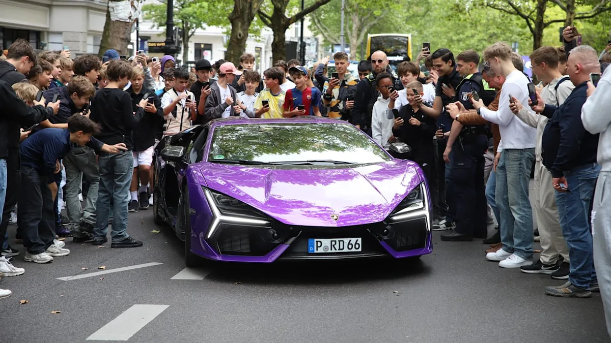 Sogar Polizeieinsatz - Massenansturm auf Gastronom in Rekord-Lamborghini