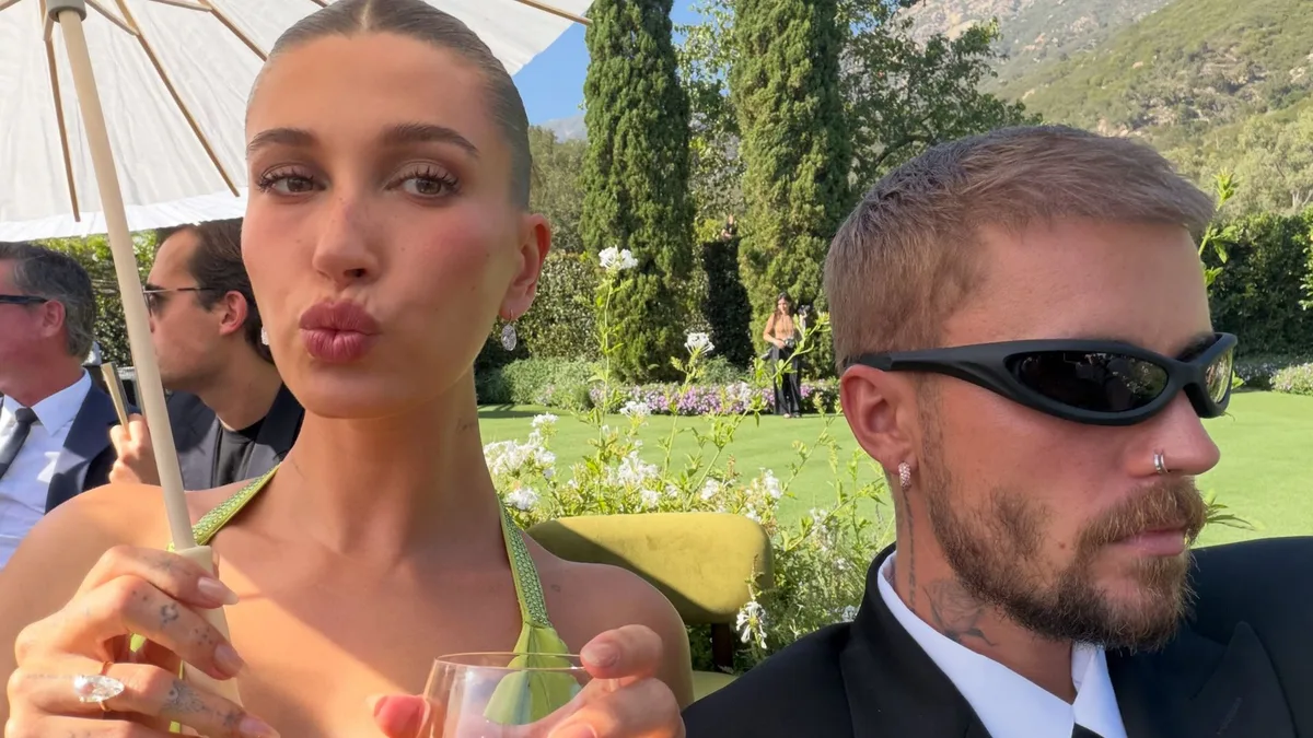 Justin y Hailey Bieber presumen de amor en la boda de Finneas, hermano de Billie Eilish