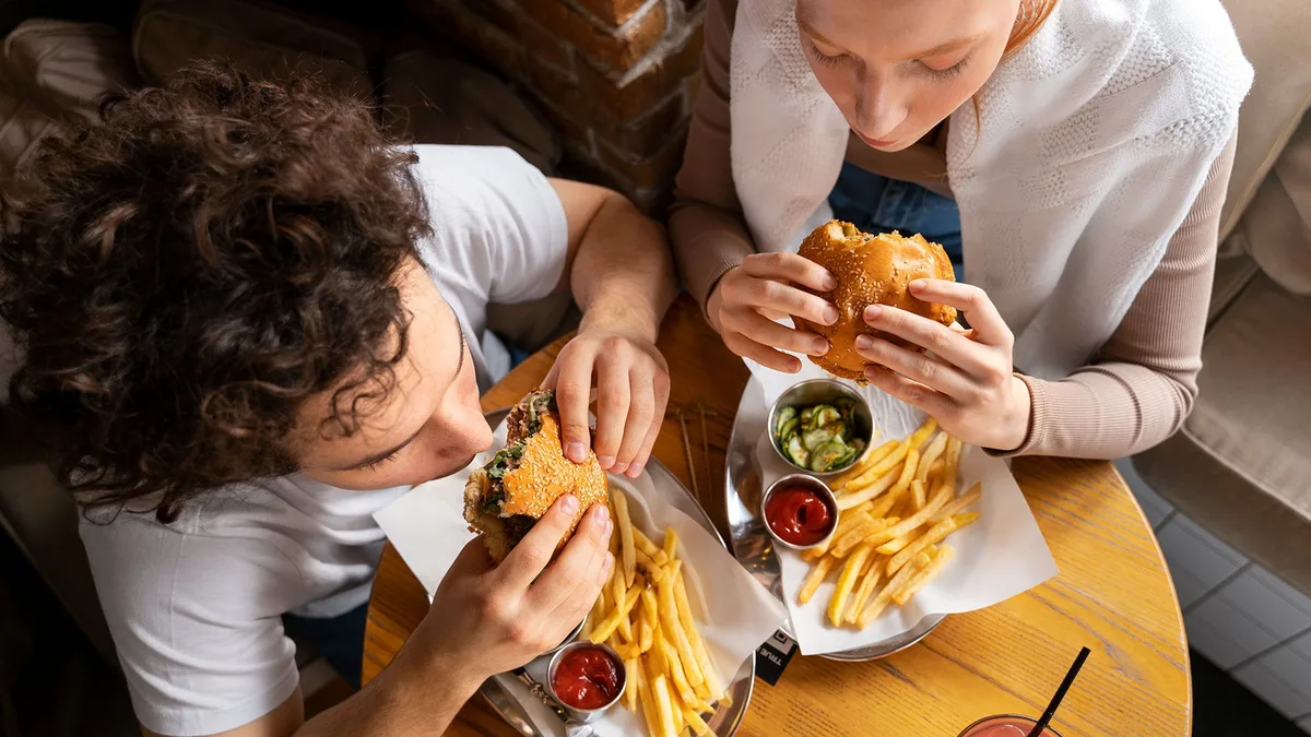 Alimentos grasos y cáncer de colon: cuál es el vínculo detrás del aumento de casos en jóvenes