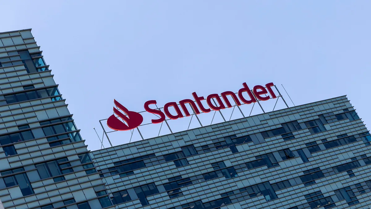 Santander abre candidaturas a bolsas para mestrados até 15 mil euros