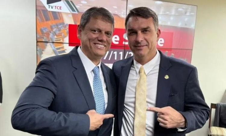 Dark Horse: Tarcísio defende quebra de sigilo em caso que envolve Flávio Bolsonaro