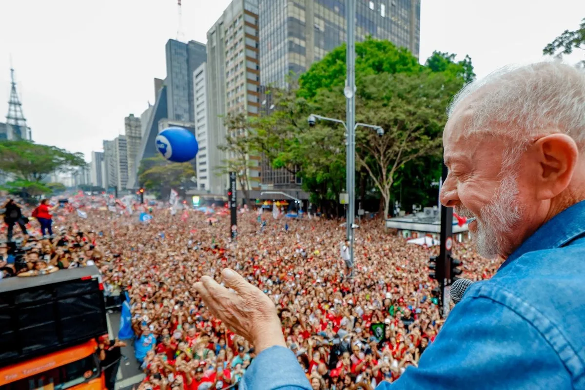 Do K-pop ao palanque: Lula agradece aos fandoms em ato na Avenida Paulista