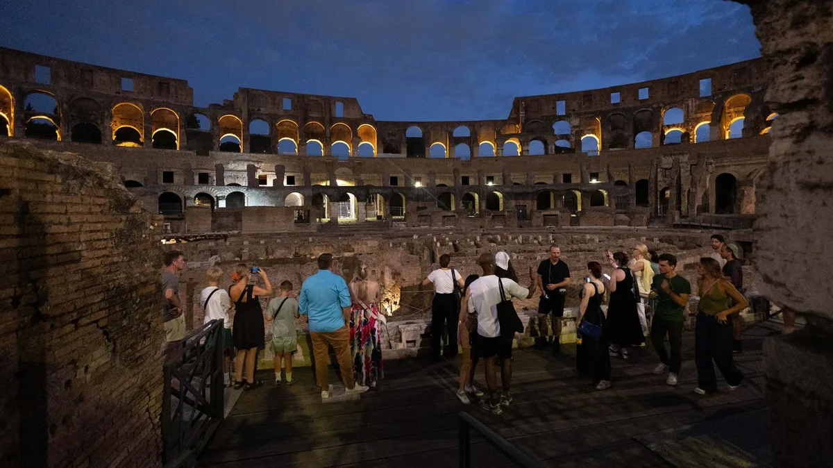 À Rome, les touristes échappent à la chaleur en visitant le Colisée la nuit