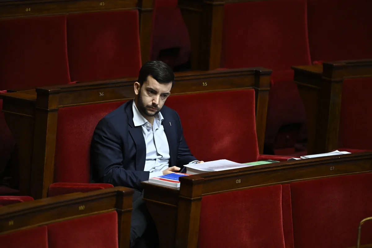 Derrière l’interdiction du voile dans l’espace public, dilemme et tourments du RN