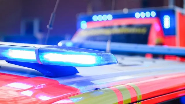 Unfall in Hamburg: Kollision mit geöffneter Autotür - lebensgefährlich verletzt