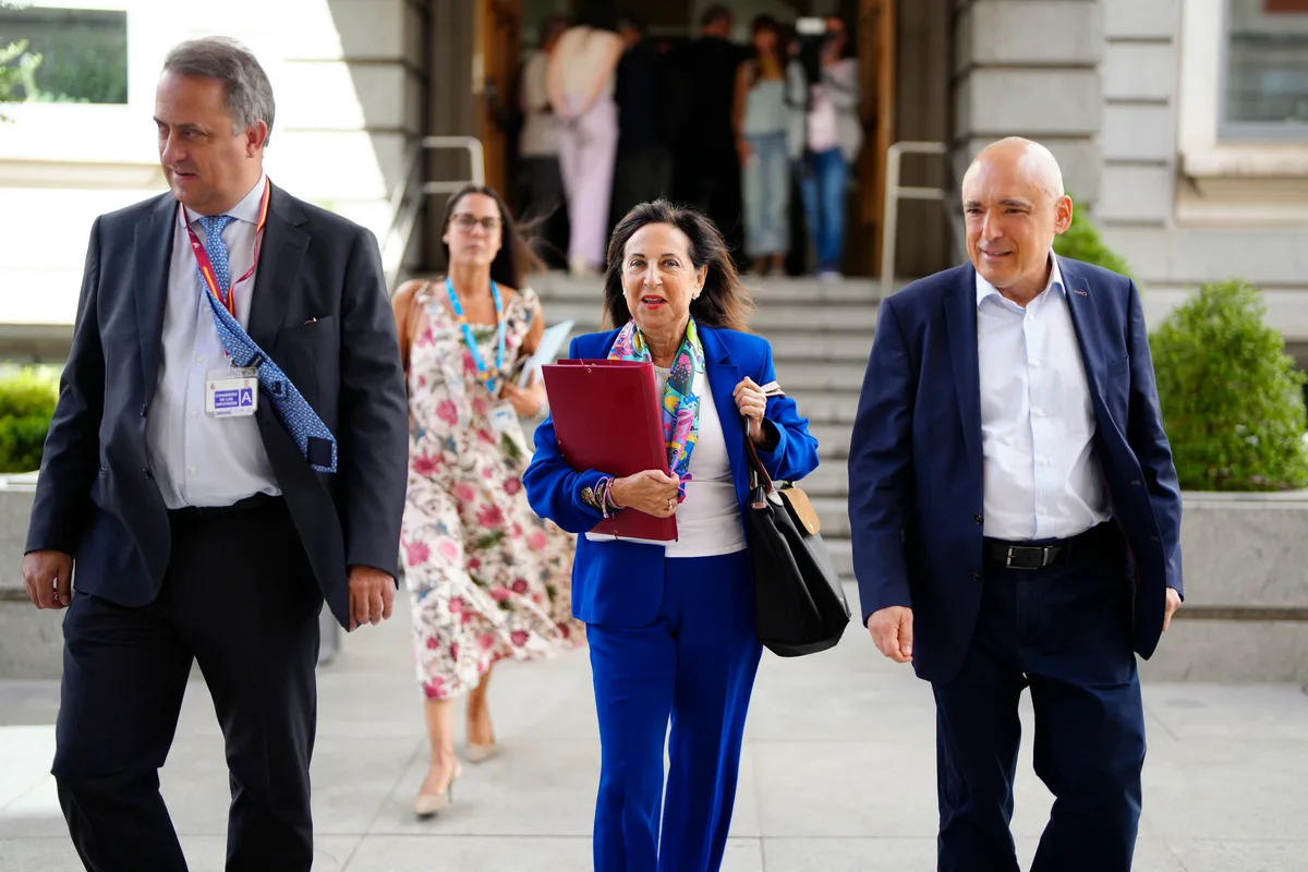 Robles pide "disculpas" a los ceutíes "que se sienten abandonados" y advierte con insistencia a Marruecos: "Son ciudades españolas e intocables"