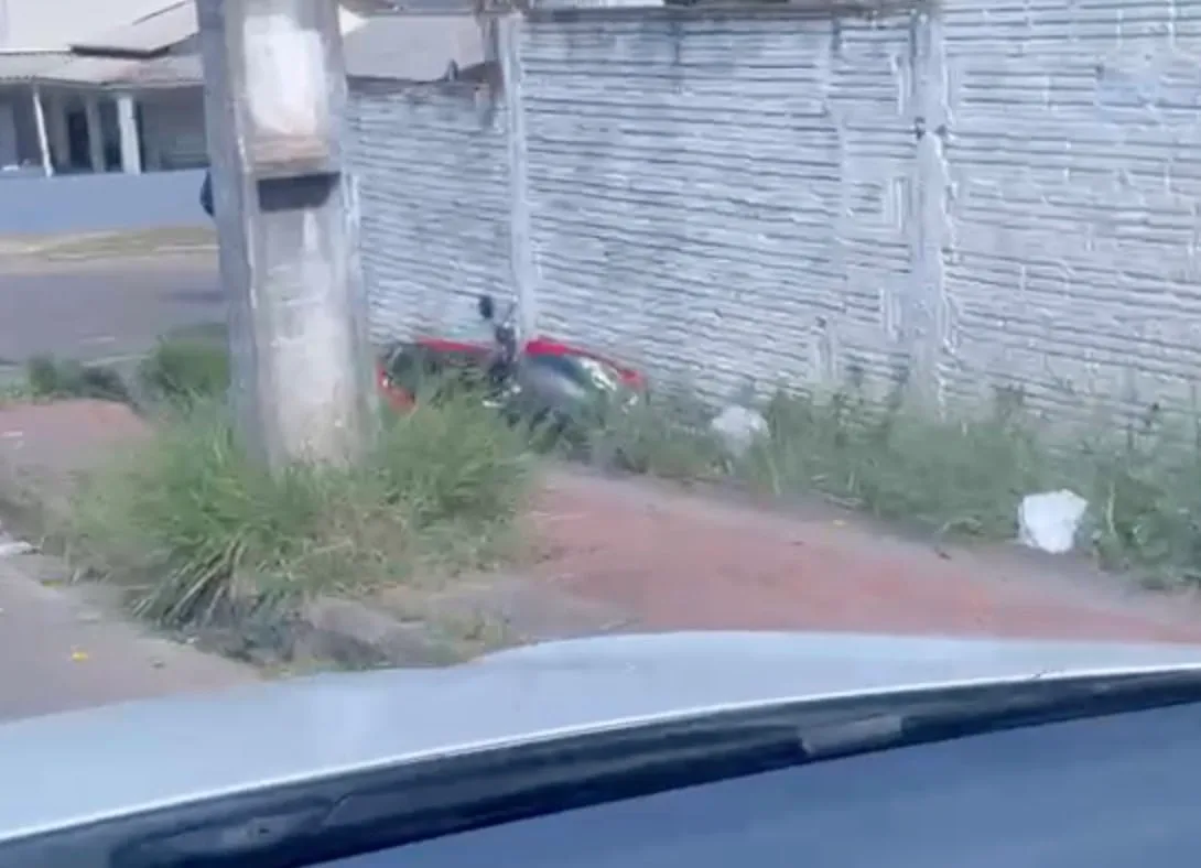 Motociclista fica ferida após colisão com carro em Cruzeiro do Sul