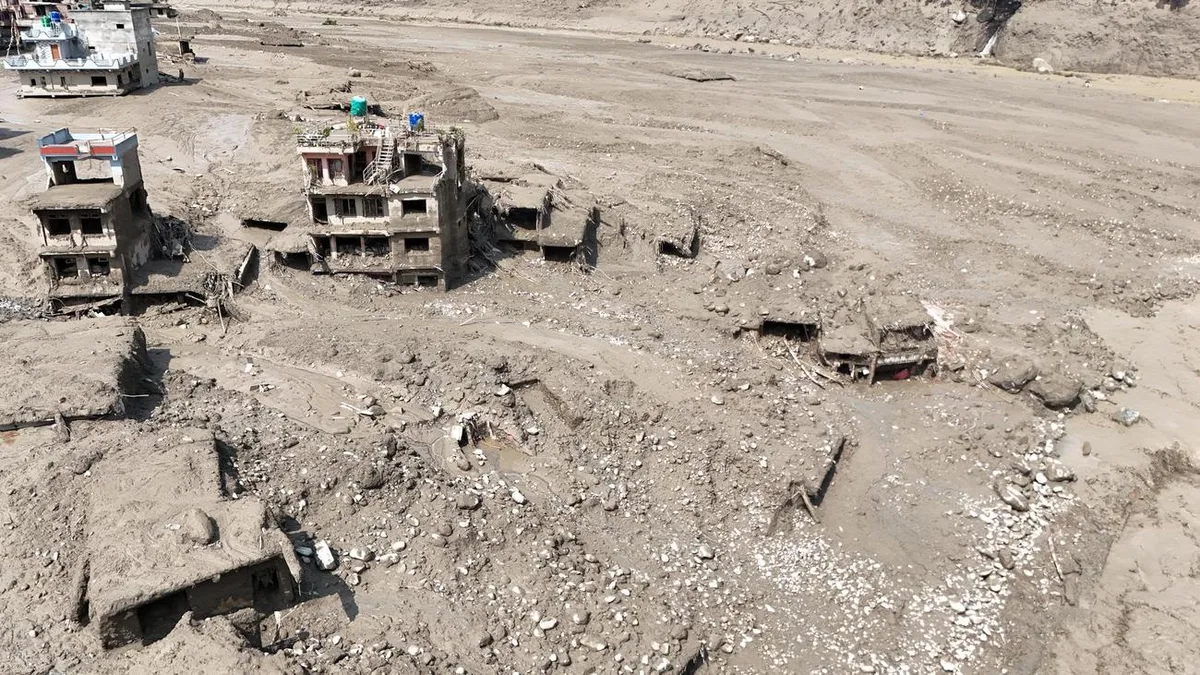 Katastrophe in Nepal und China: Rettungskräfte im Himalaya kämpfen gegen Schlamm und Zeit