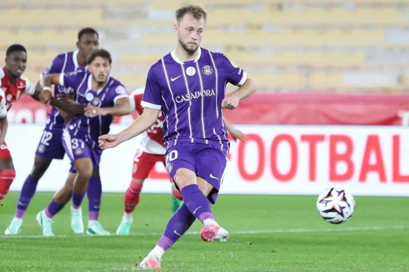 « S'il continue comme ça, ce sera difficile de ne pas l'appeler en sélection » : après un début de carrière difficile, Casper Tengstedt s'épanouit à Toulouse