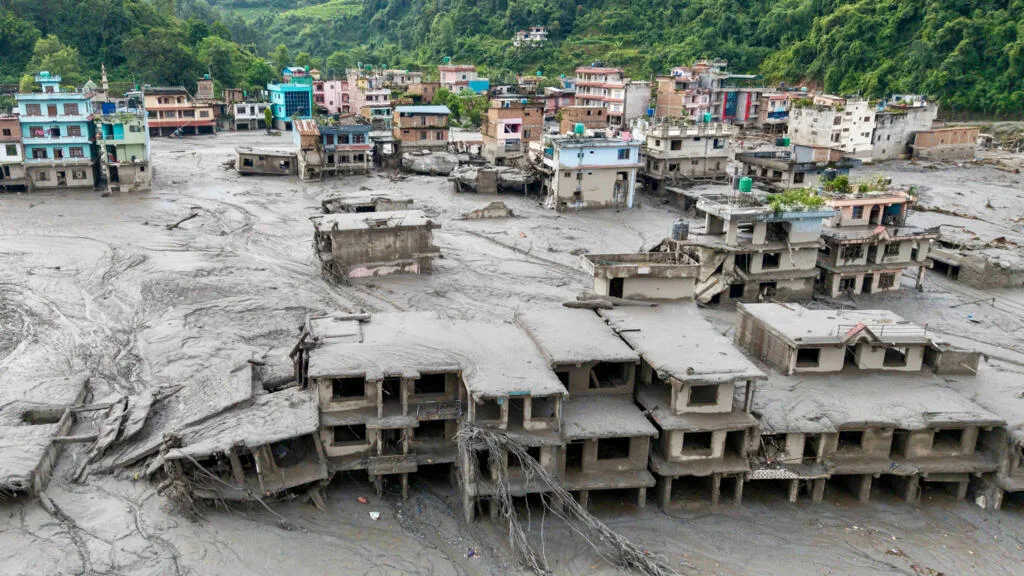 Crue dévastatrice au Népal-Tibet, mort de Dolly Parton, tornade en France : la semaine en images