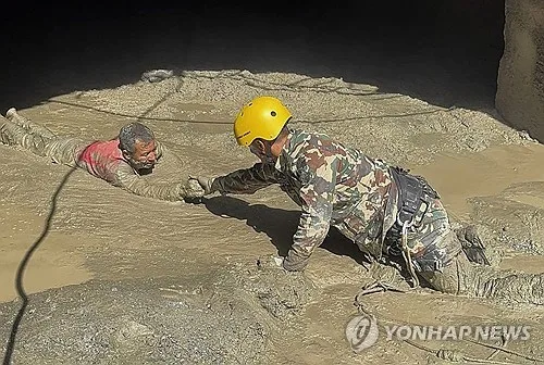 [네팔 대홍수] 100여명 갇힌 발전소 터널에 공기 주입…구조 총력전