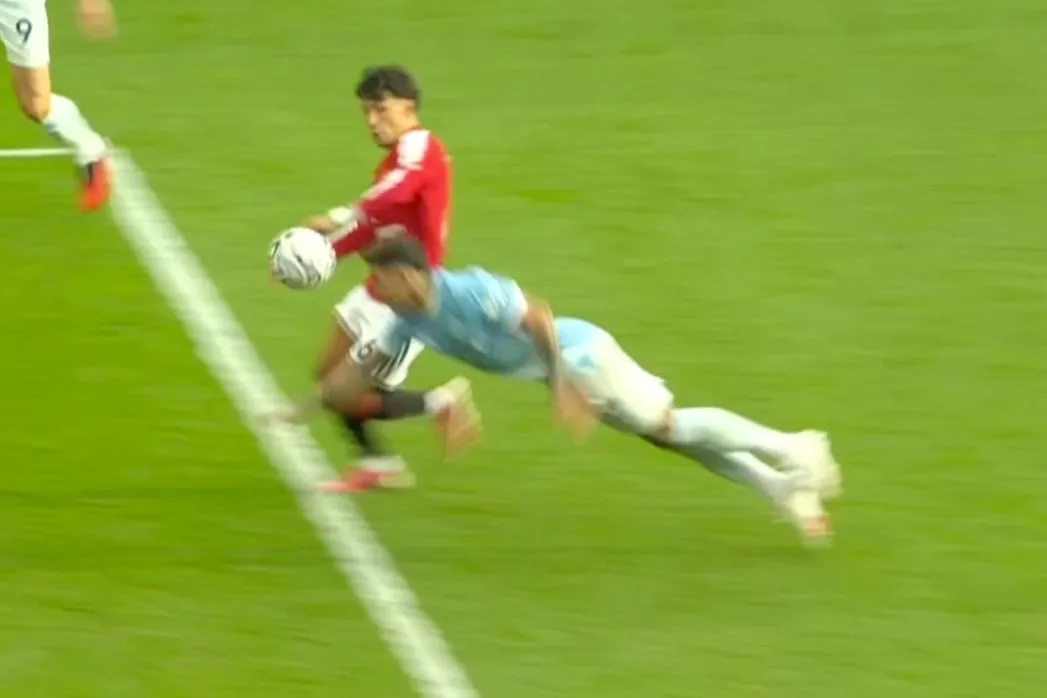 El organismo arbitral de la Premier League reconoció una falla del VAR en el gol de Haaland que definió el clásico