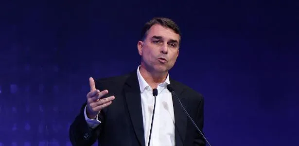 Flávio Bolsonaro na Globo: que horas começa entrevista com presidenciável hoje