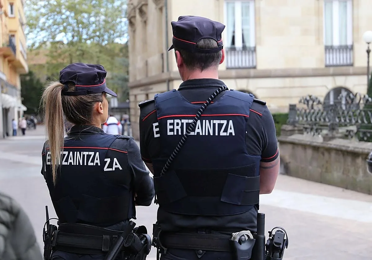 La Ertzaintza detiene por terrorismo a dos proetarras con una base de datos sobre guardias civiles destinados en el País Vasco
