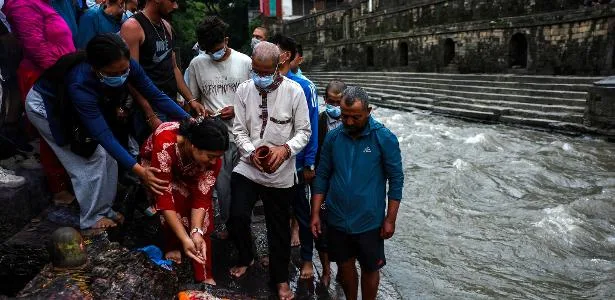 Nepal faz cremações simbólicas por mais de 4.000 desaparecidos em avalanche