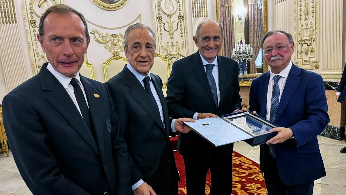 Decenas de ceutíes reciben a Florentino Pérez con camisetas del Madrid: “Gracias por apoyarnos”