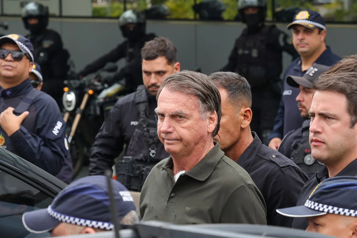 Bolsonaro pede autorização para professor dar aulas a Laurinha na prisão domiciliar