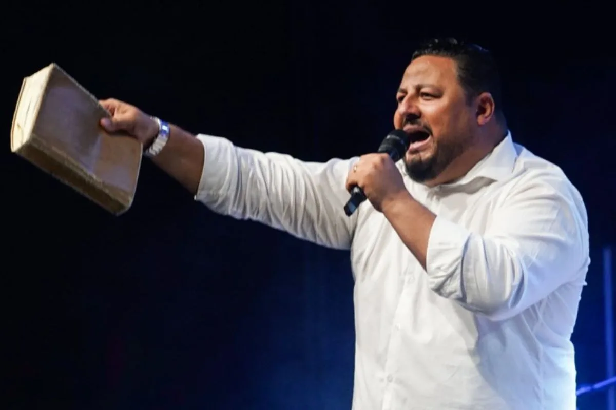 Pastor vira réu por pedir oração devido Câmara ter diretor homossexual