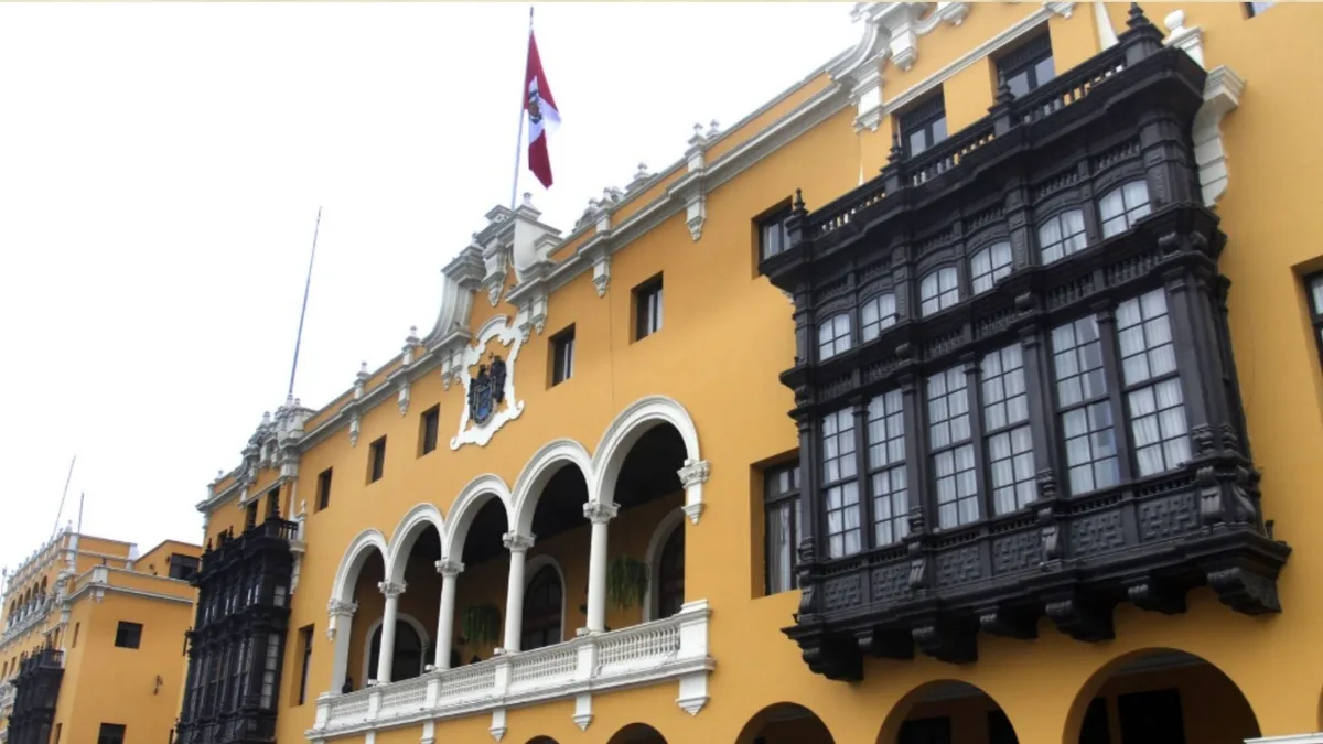 Un edificio de siete pisos en la Plaza Mayor de Lima frente a Palacio de Gobierno se ofrece en alquiler por USD 20.000 al mes