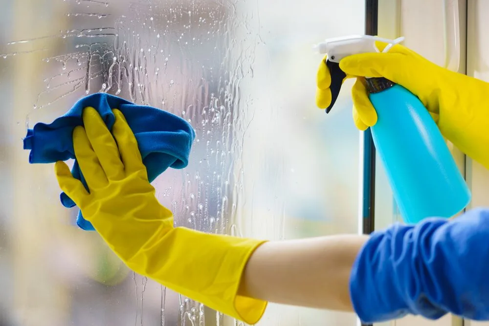 Desculpa para não limpar? Produtos de limpeza modernos podem poluir a sua casa como o trânsito da sua rua