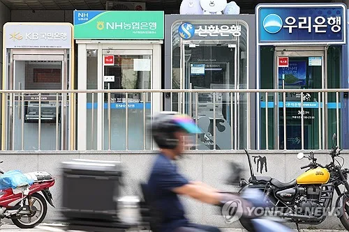 3%대 중반 넘긴 시중은행 예금 금리…대출 증가세는 꺾여