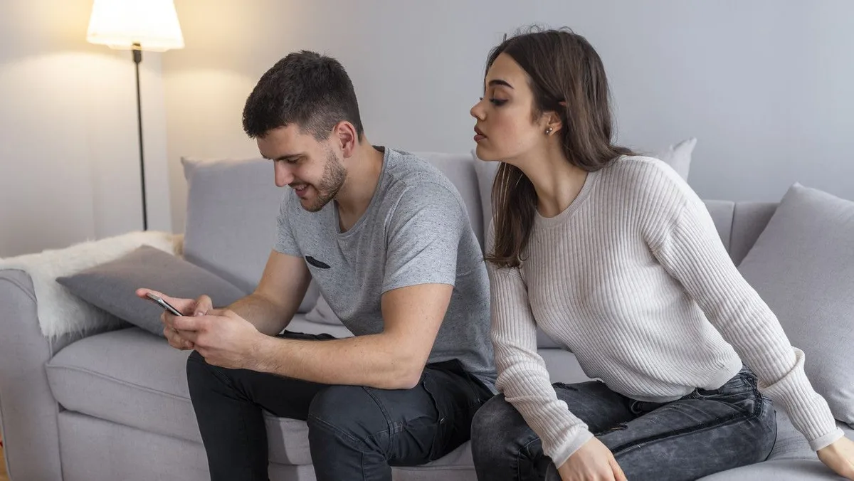 La psicología dice que las personas más celosas en redes no quieren necesariamente más a su pareja