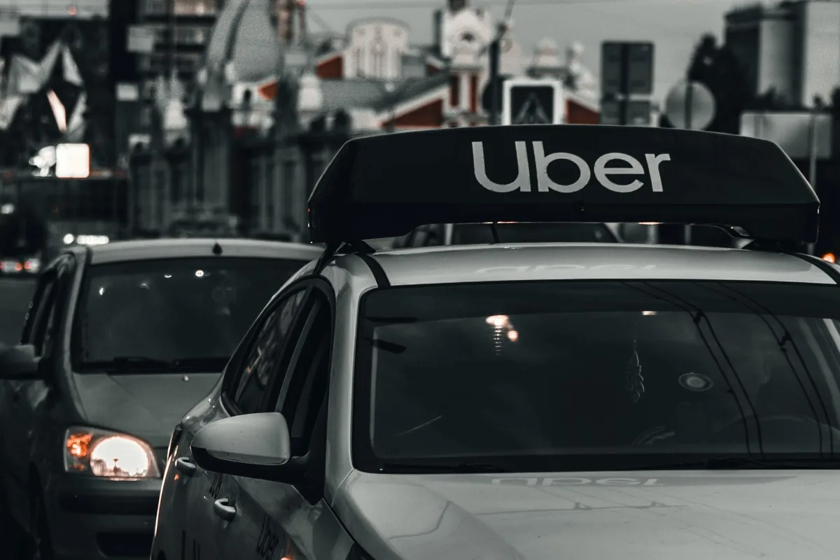 Uber despidió al 10% de sus empleados en el mundo y prepara una inversión multimillonaria en robotaxis