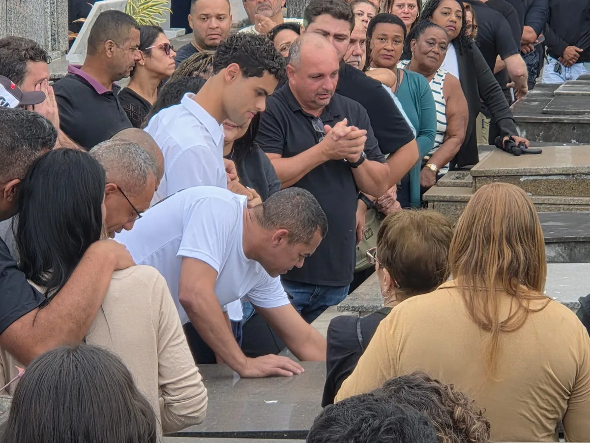 Piloto de helicóptero que caiu na Vista Chinesa é sepultado em São Gonçalo: 'Muito profissional e foi meu instrutor', lembra colega