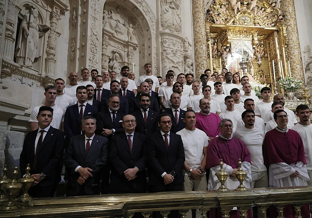 El Sevilla FC realiza la tradicional ofrenda floral a la Virgen de los Reyes