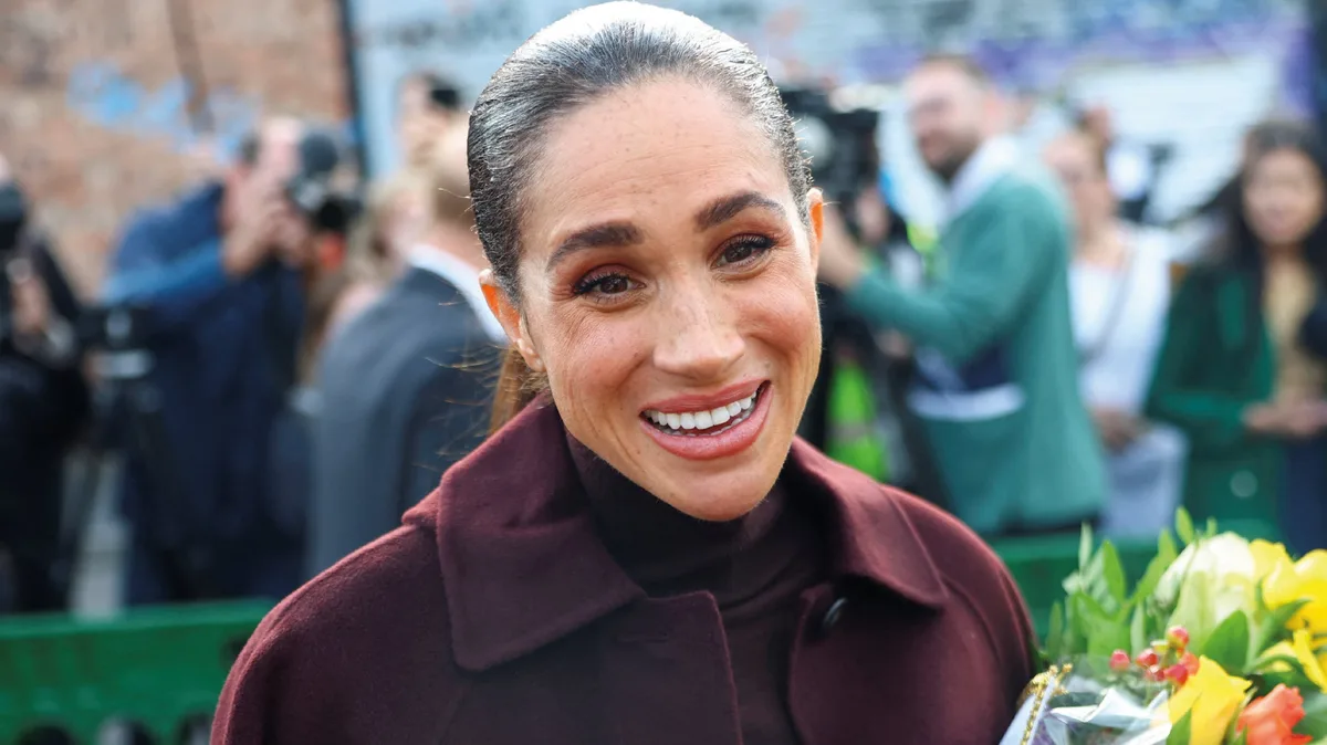 El look de Meghan Markle para la primera salida oficial en Londres: abrigo de cachemir, falda midi y stilettos