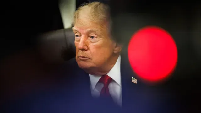 Trump fala em "notícias falsas", Media avançam com ação: Toda a polémica