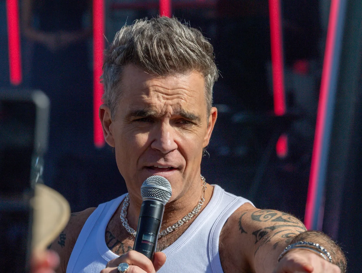 Robbie Williams retorna ao Brasil após 20 anos para show único em São Paulo