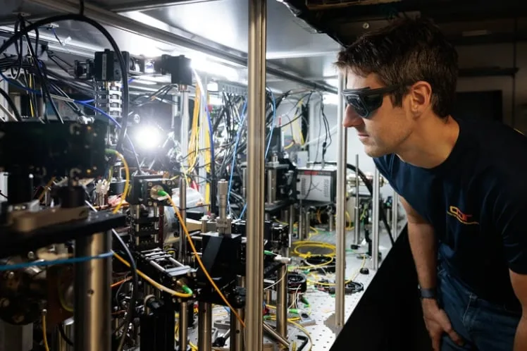 Crearon el reloj más preciso del mundo: puede tardar más que la edad del universo en perder un segundo