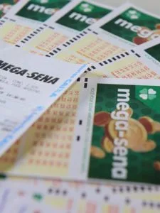 Prêmio de R$ 171 milhões da Mega-Sena renderia até R$ 1,8 milhão por mês; simule