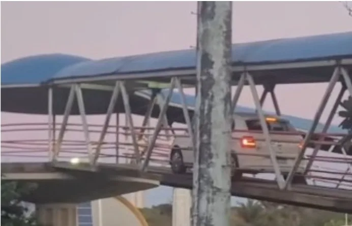 Carro que invadiu passarela em Salvador era guiado por adolescente