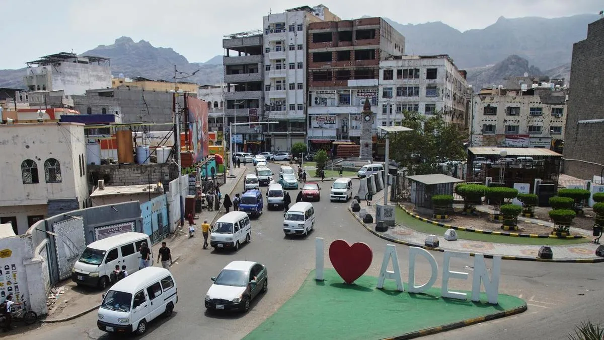Yemeni Houthi rebels hit presidential palace in Aden