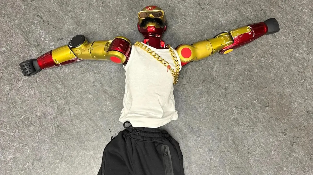 Investigan a dos jóvenes por usar un robot para acosar sexualmente a una adolescente de 16 años en la calle y transmitirlo en vivo