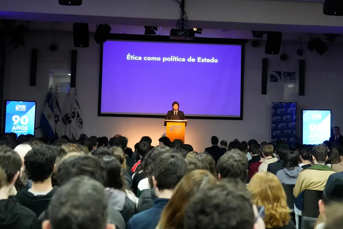 Milei en la ORT: adoctrinamiento libertario, religión y hostigamiento delante de alumnos del secundario